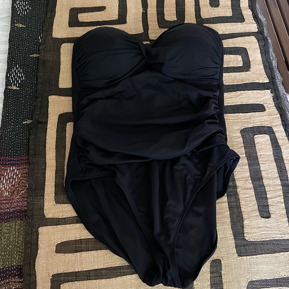 Anne Cole twist front one peice strapless swim suit
